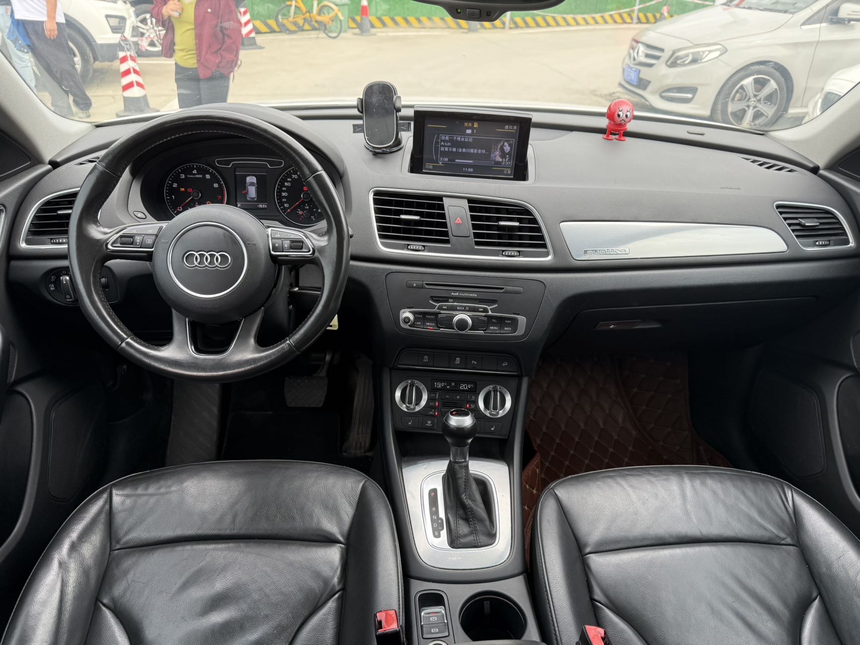Audi Q3 2015 car image #9