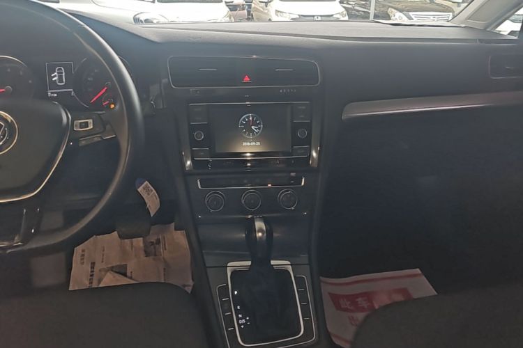 Volkswagen Golf 2018 car image #13