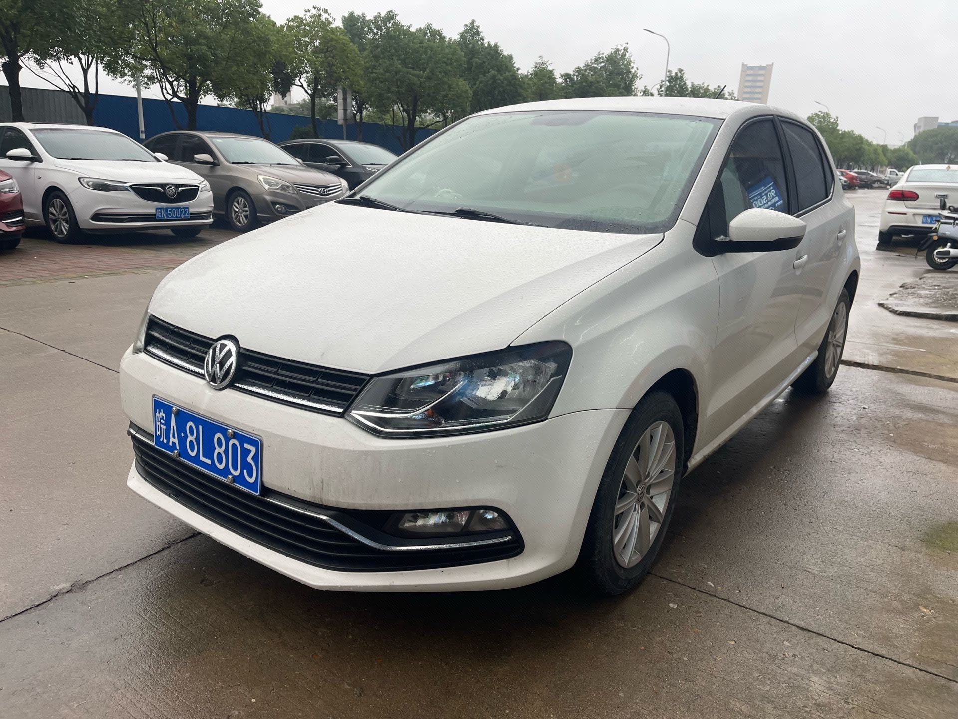Volkswagen Polo 2015 car image 