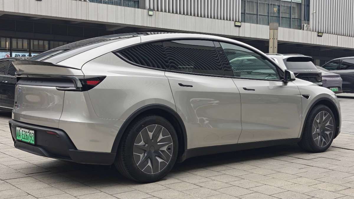 Tesla Model Y L 2026 #10 Tesla Model Y L 2026 car image #10
