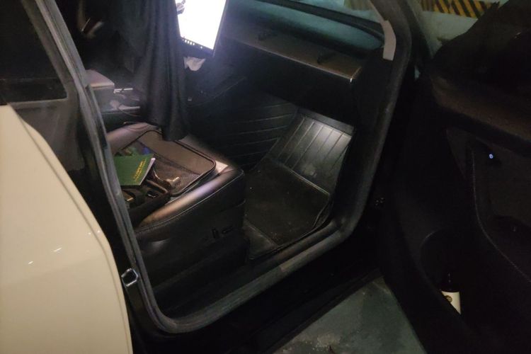 Tesla Model Y 2022 car image #23