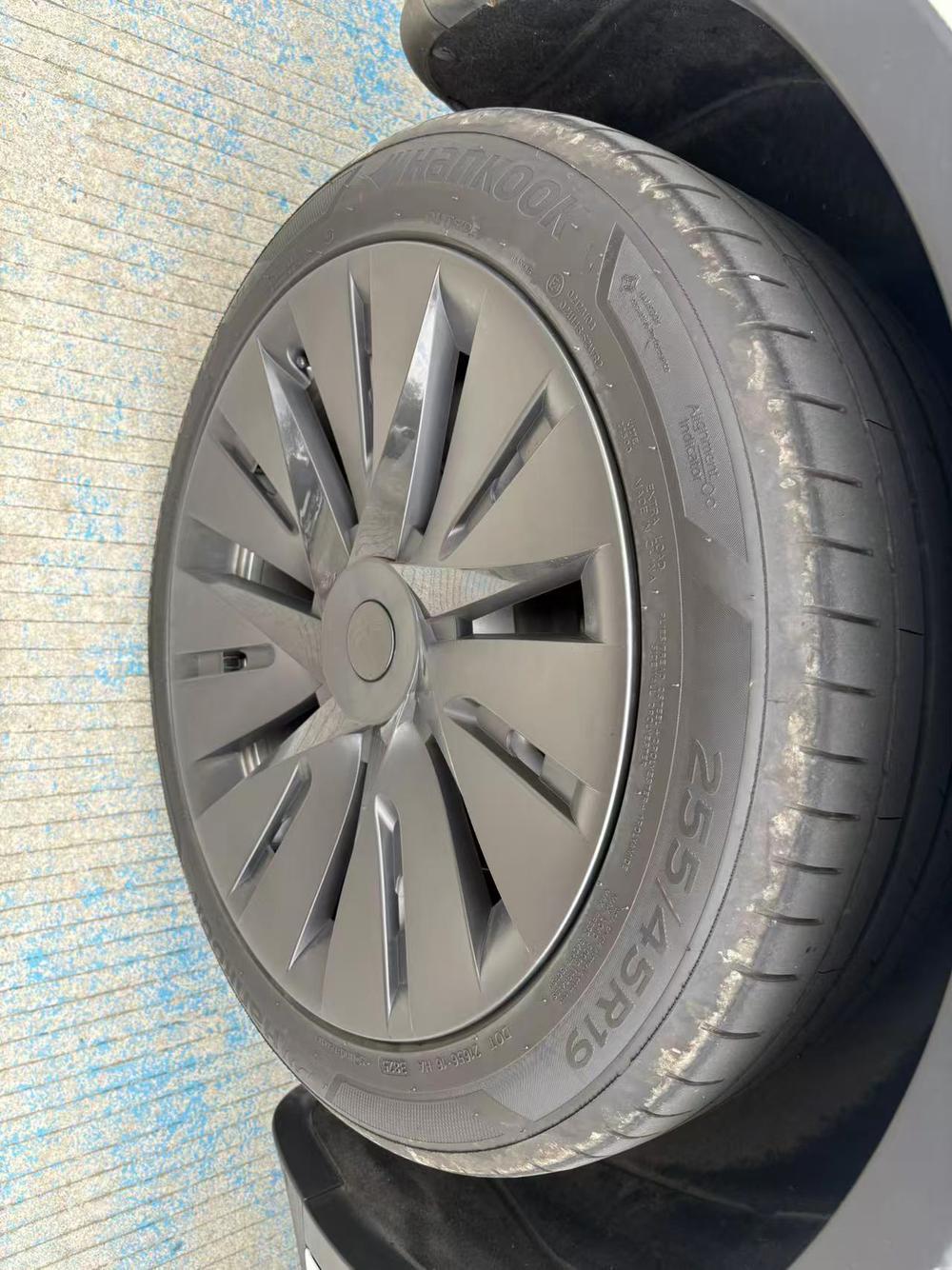 Tesla Model Y 2023 car image #11