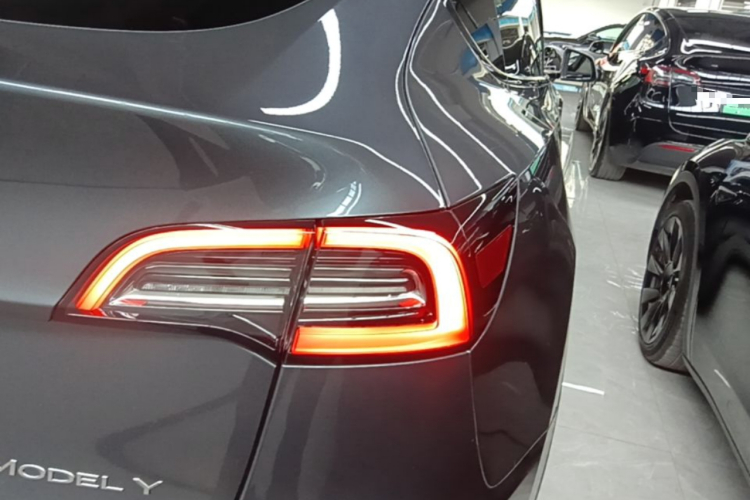 Tesla Model Y 2023 car image #8