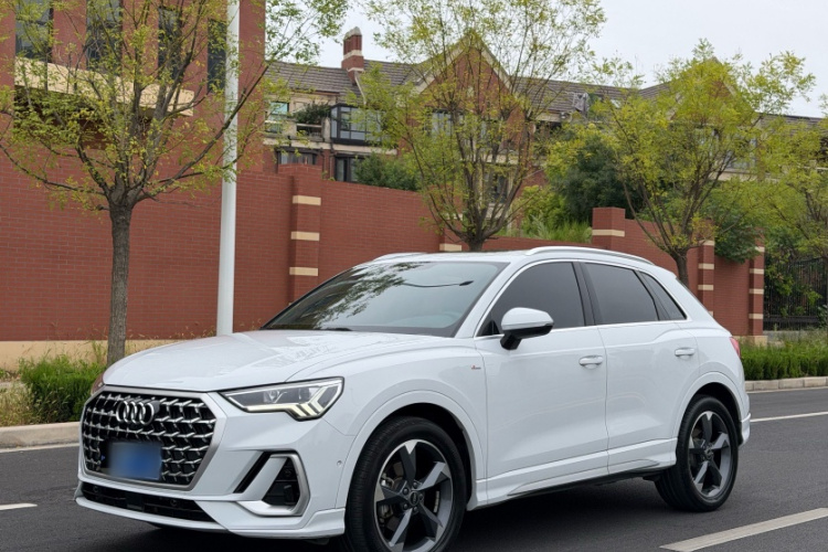 Audi Q3 2024 car image #2