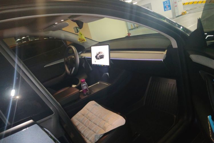 Tesla Model Y 2025 immagine di auto #21