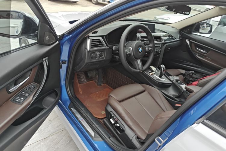 BMW 3 Series 2019 car image #16