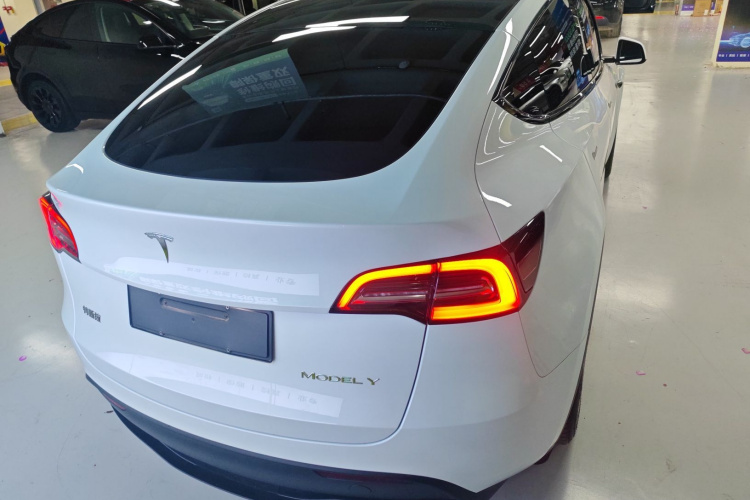 Tesla Model Y 2024 #4 Tesla Model Y 2024 car image #4