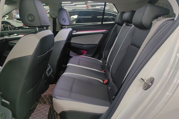 Volkswagen Golf 2021 car image #17