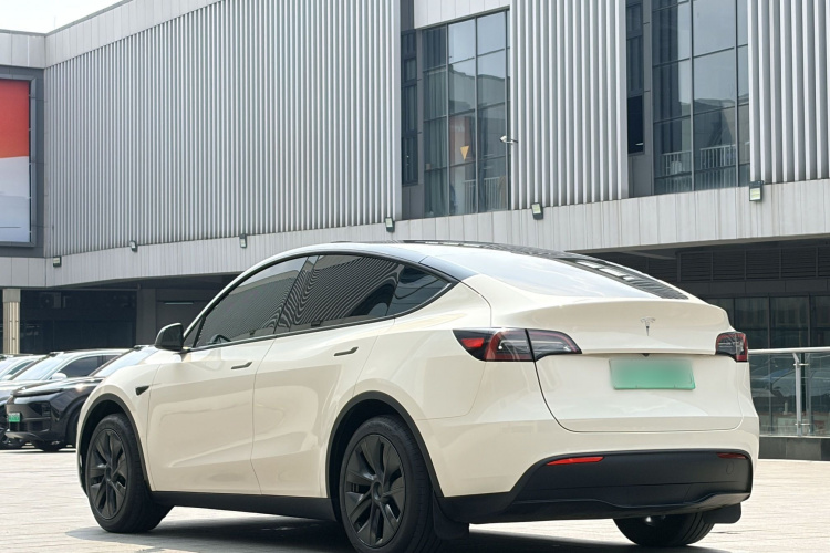 Tesla Model Y 2023 car image #5
