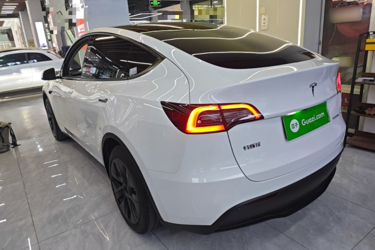 Tesla Model Y 2024 #5 Tesla Model Y 2024 car image #5