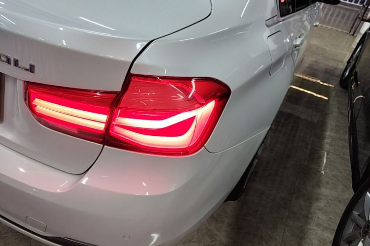BMW 3 Series 2018 car image #8