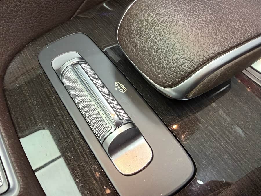 Mercedes-Benz GLE Class 2020 car image #49