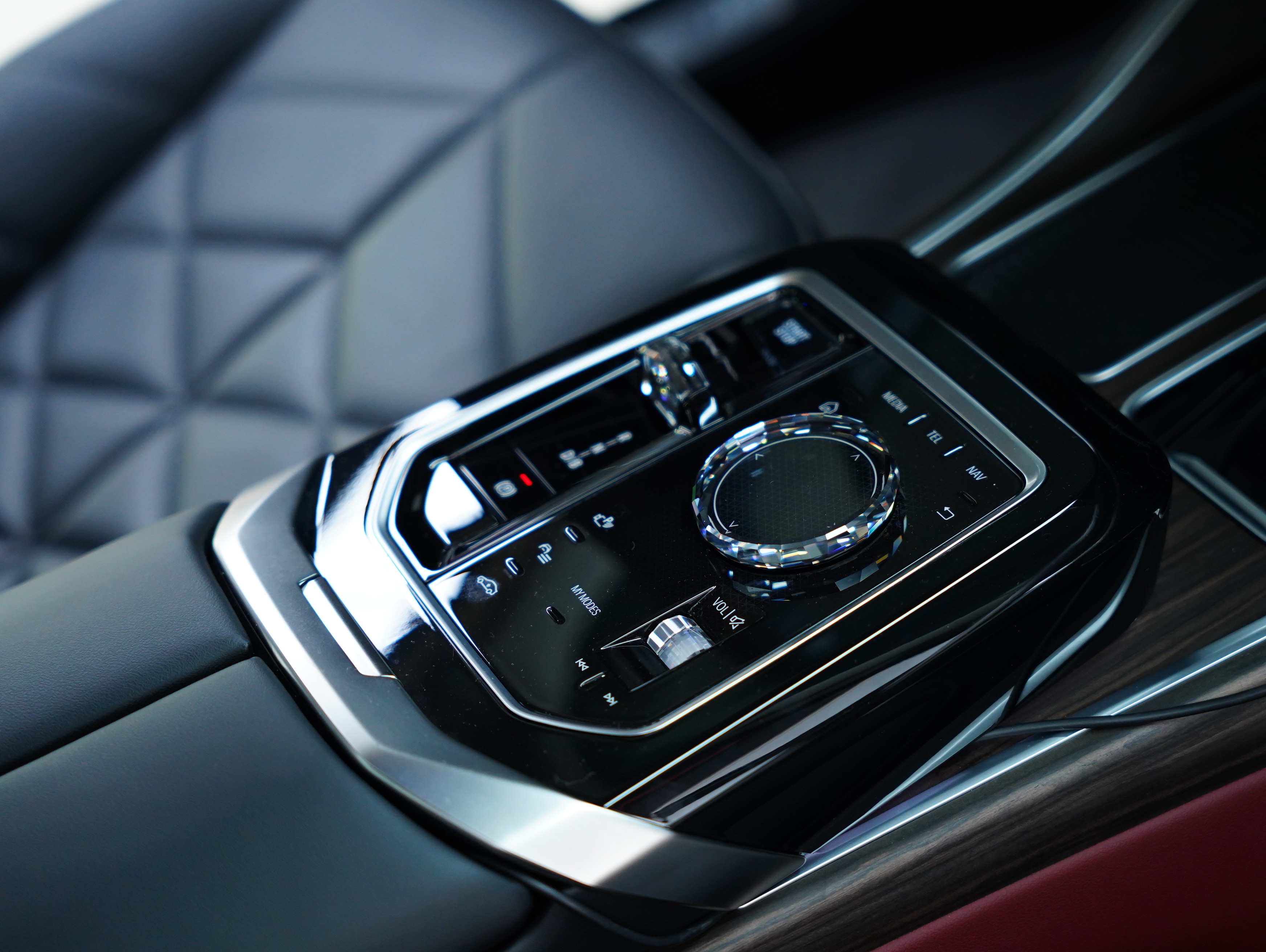 BMW i7 M70L 2023 #49 BMW i7 M70L 2023 car image #49