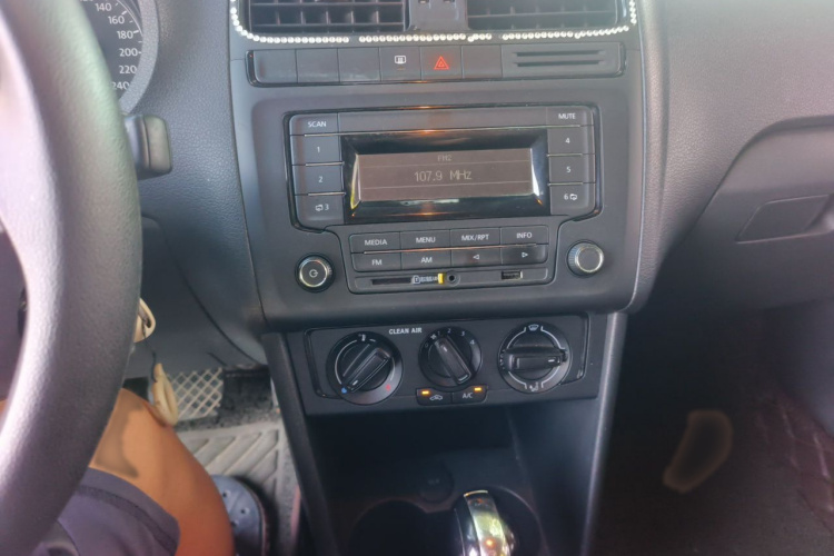 Volkswagen Polo 2016 car image #21