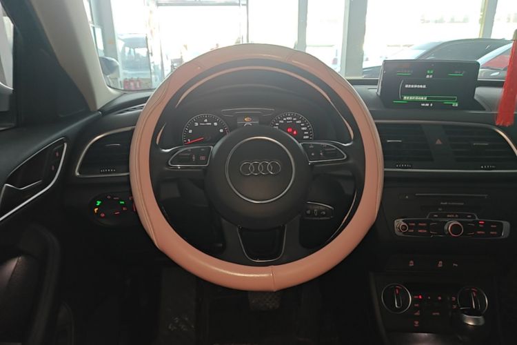 Audi Q3 2019 car image #11