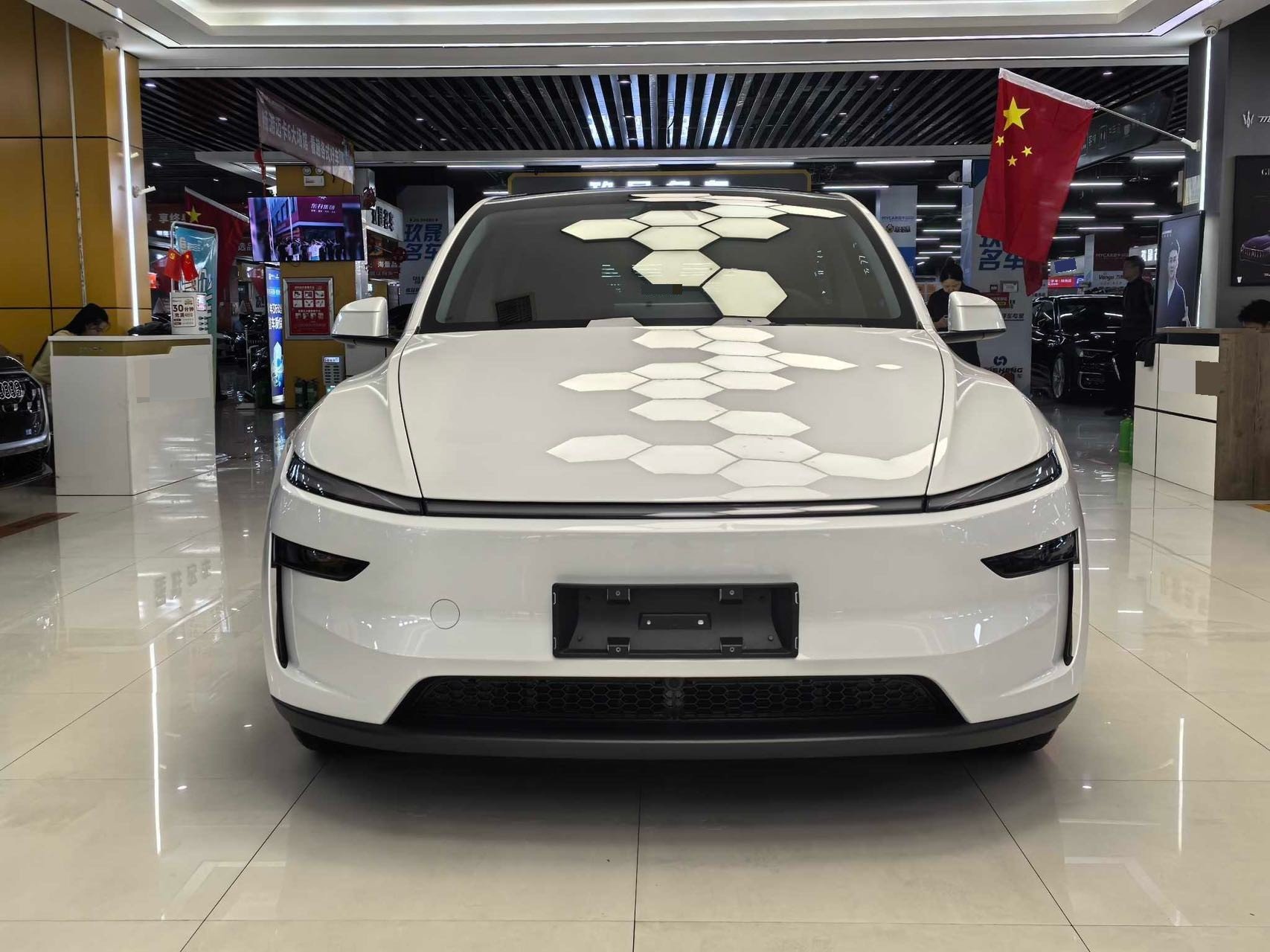 Tesla Model Y 2025 #2 Tesla Model Y 2025 car image #2