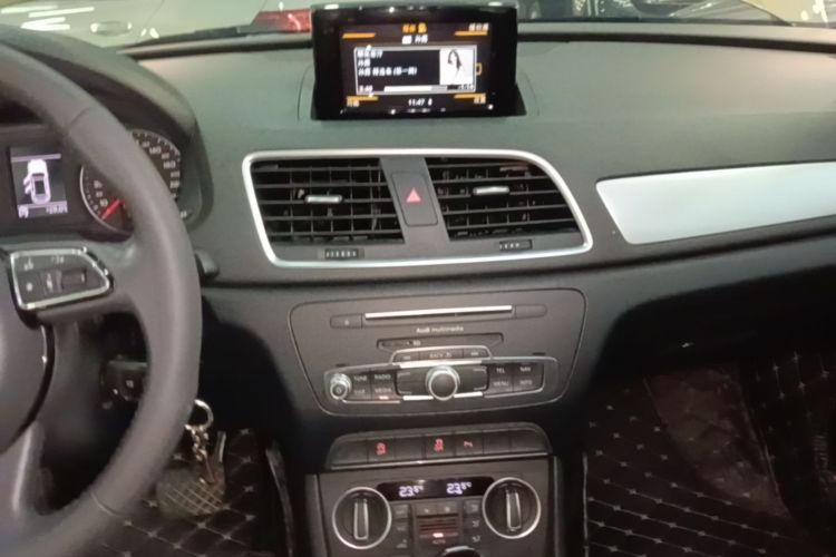 Audi Q3 2019 car image #13
