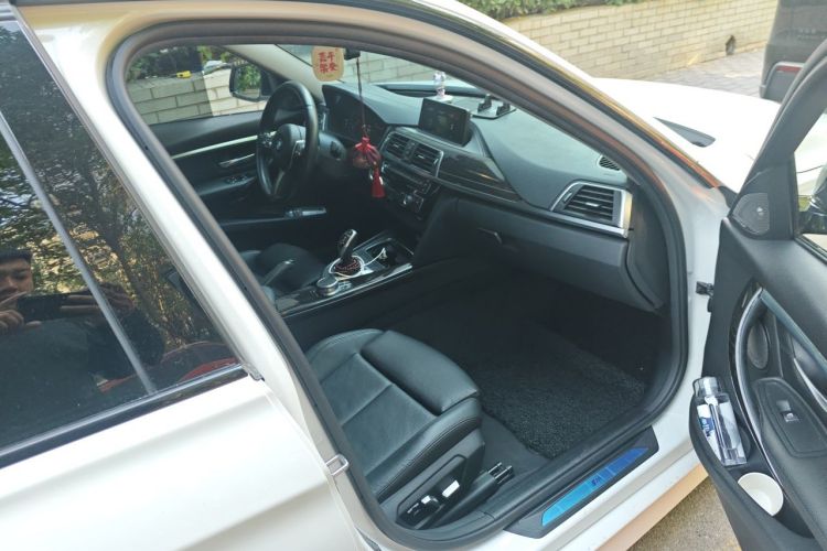 BMW 3 Series 2018 car image #27