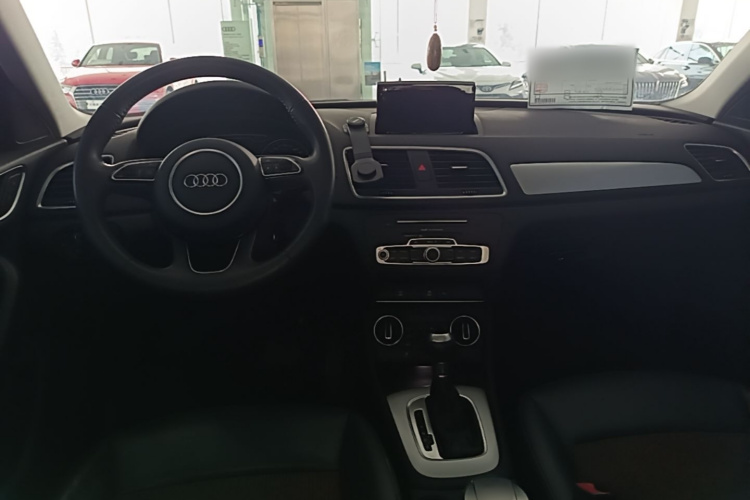 Audi Q3 2018 car image #11