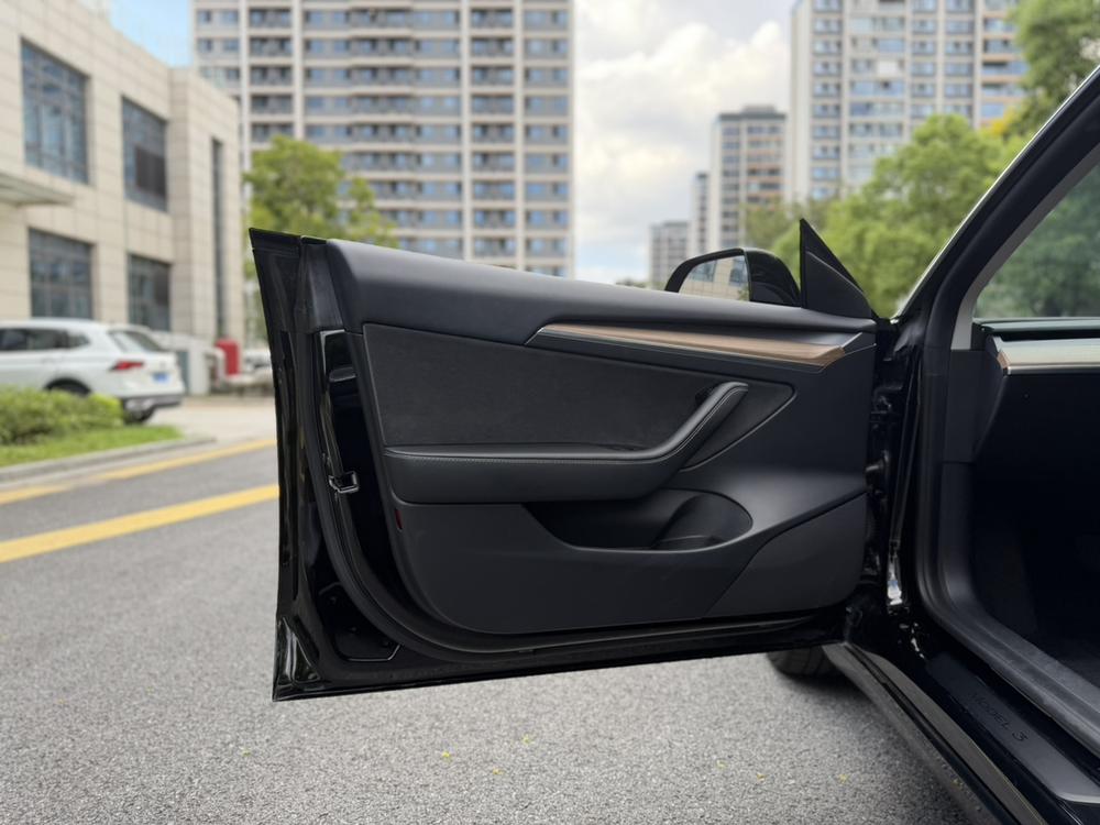 Tesla Model 3 2023 car image #18