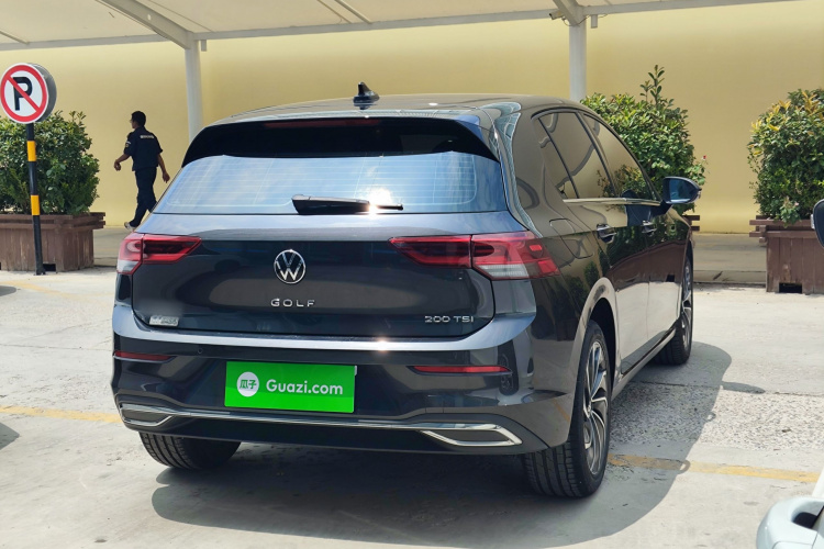 Volkswagen Golf 2023 car image #7