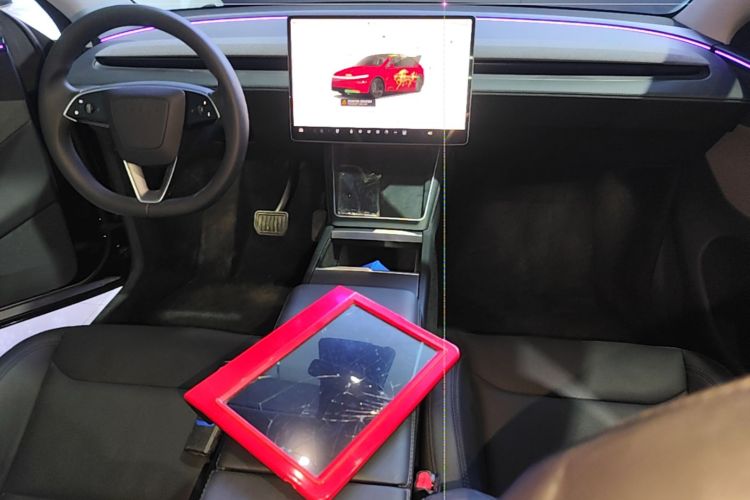 Tesla Model Y 2025 immagine di auto #11