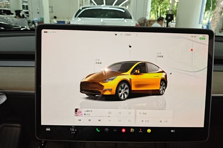Tesla Model Y 2022 car image #13