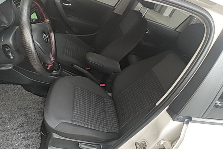 Volkswagen Polo 2015 car image #15