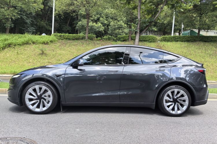 Tesla Model Y 2025 car image #5