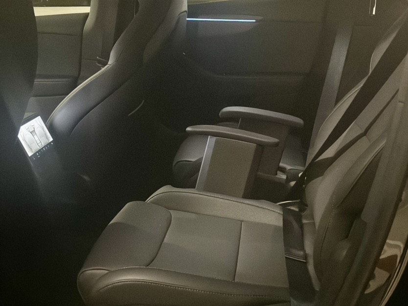 Tesla Model Y L 2026 #3 Tesla Model Y L 2026 car image #3