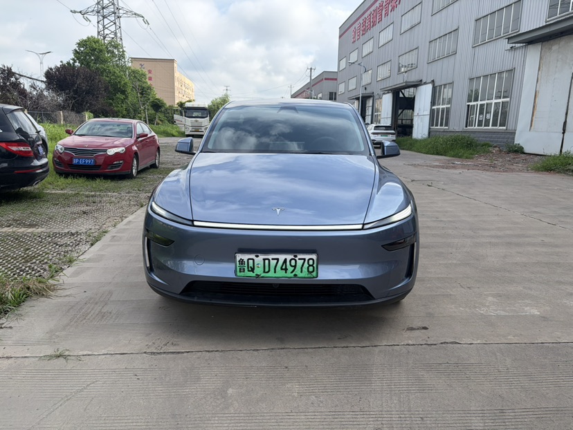 Tesla Model Y 2025 #2 Tesla Model Y 2025 car image #2