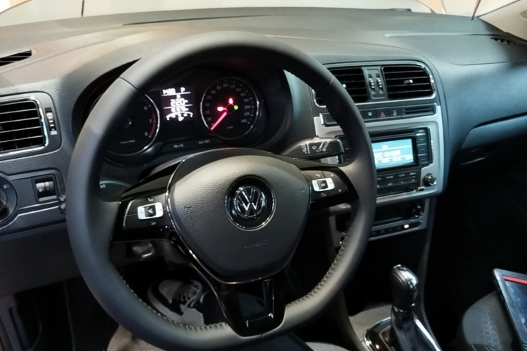 Volkswagen Polo 2015 car image #10