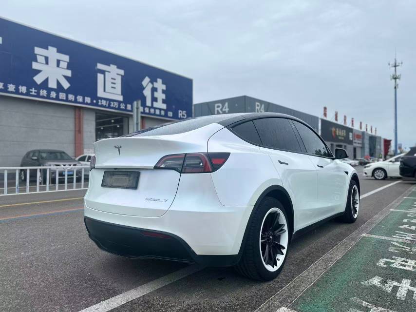 Tesla Model Y 2023 car image #5
