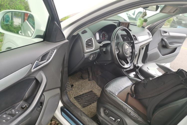 Audi Q3 2017 car image #18