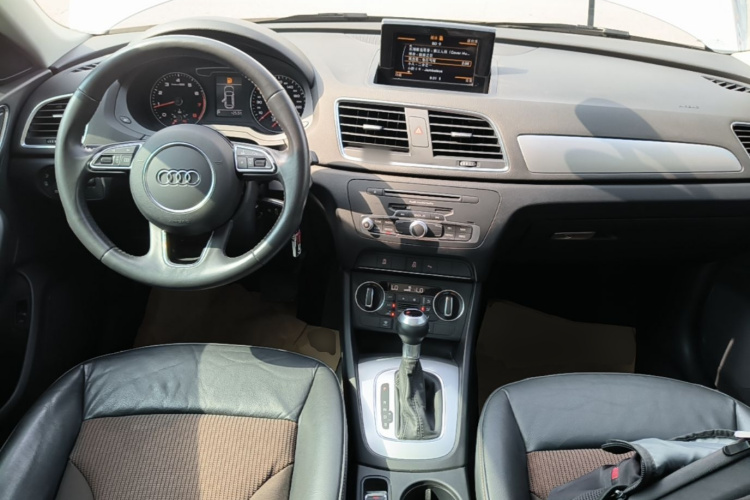 Audi Q3 2018 car image #10