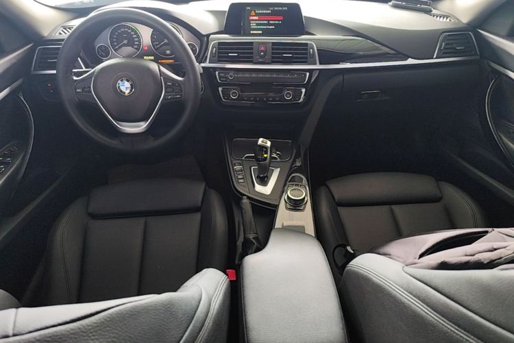 BMW 3 Series GT 2018 car image #10