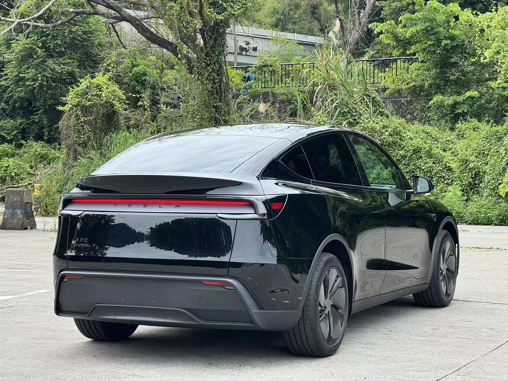 Tesla Model Y 2026 #7 Tesla Model Y 2026 car image #7