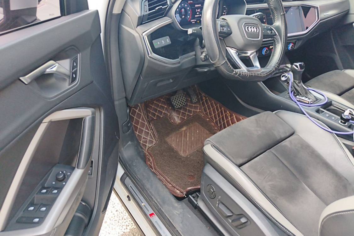 Audi Q3 2021 car image #25