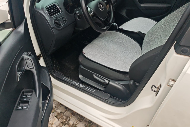 Volkswagen Polo 2016 car image #9