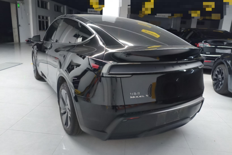 Tesla Model Y 2025 immagine di auto #5