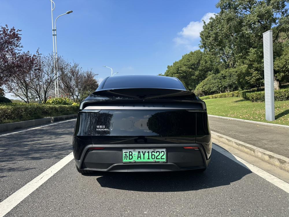 Tesla Model Y 2026 immagine di auto #5