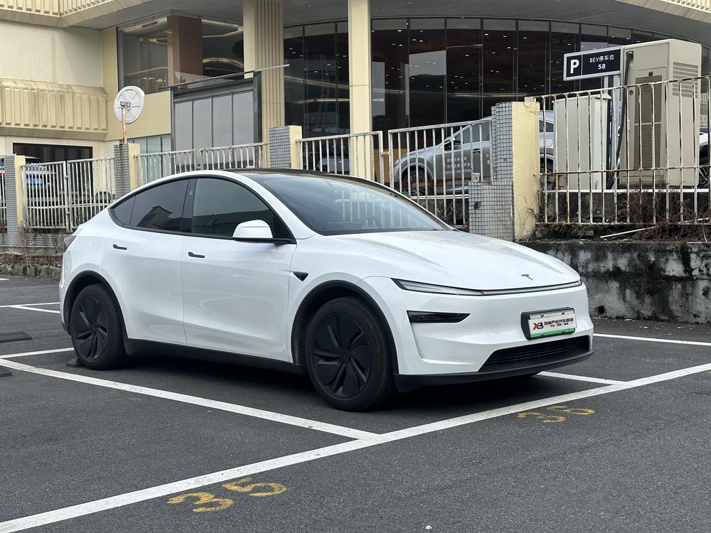 Tesla Model Y 2026 #3 Tesla Model Y 2026 car image #3