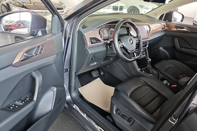Volkswagen Tharu 2021 car image #16