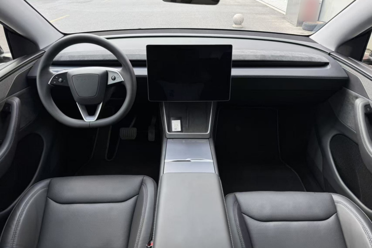 Tesla Model Y 2025 car image #11