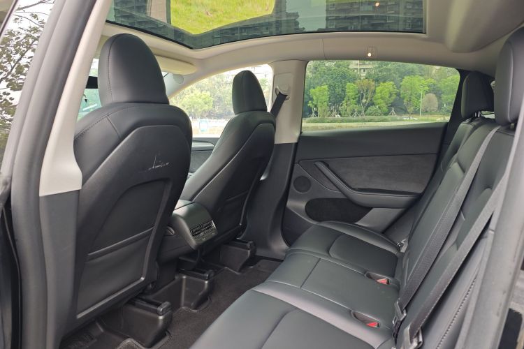 Tesla Model Y 2024 immagine di auto #11