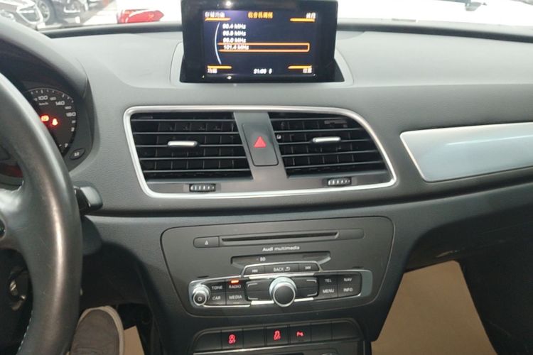 Audi Q3 2015 car image #13