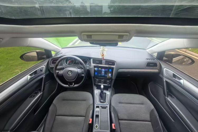 Volkswagen Golf 2018 car image #10