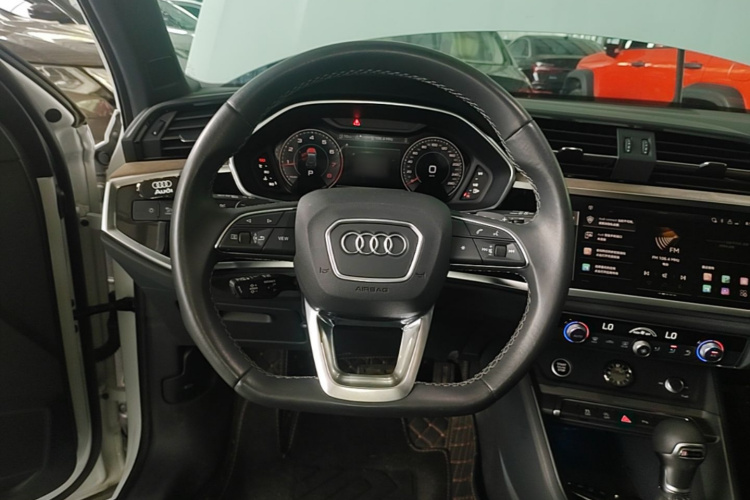 Audi Q3 2024 car image #11