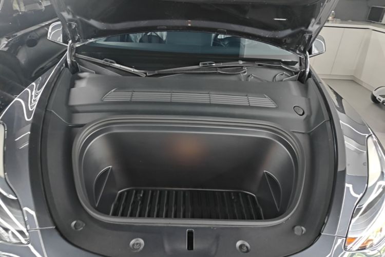 Tesla Model Y 2025 car image #22