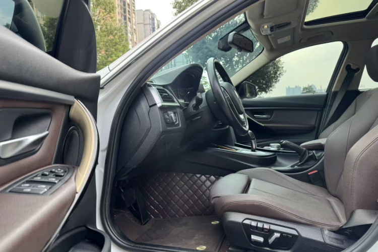 BMW 3 Series 2019 immagine di auto #12